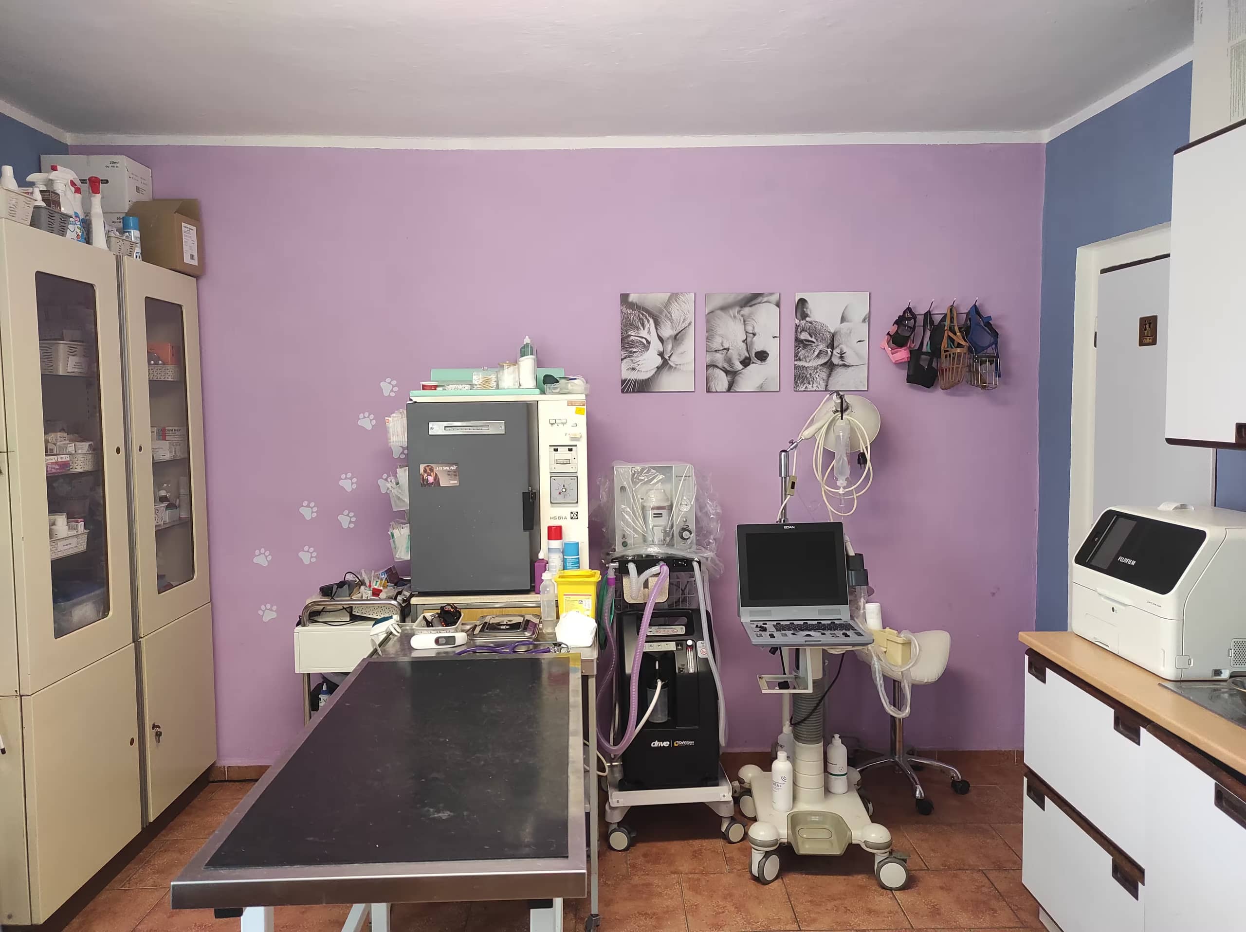 Pohled na ordniační stůl a okolní vybavení